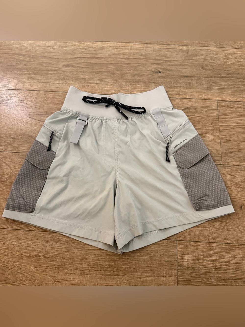 Lululemon multi pocket cargo hiking Women's Shorts in seal gray , 2